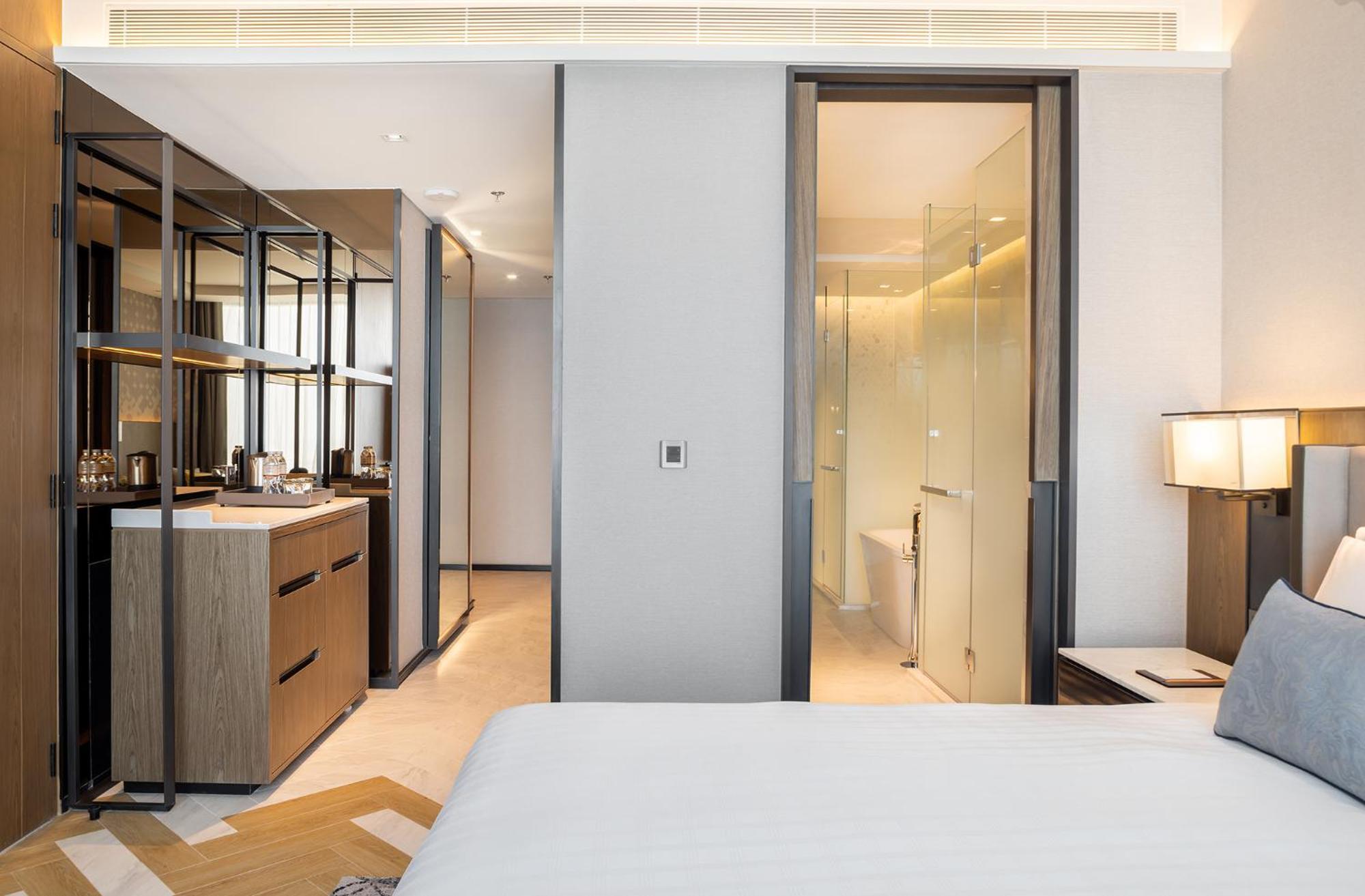 Eastin Grand Hotel Phayathai Bangkok Exterior foto A sliding door